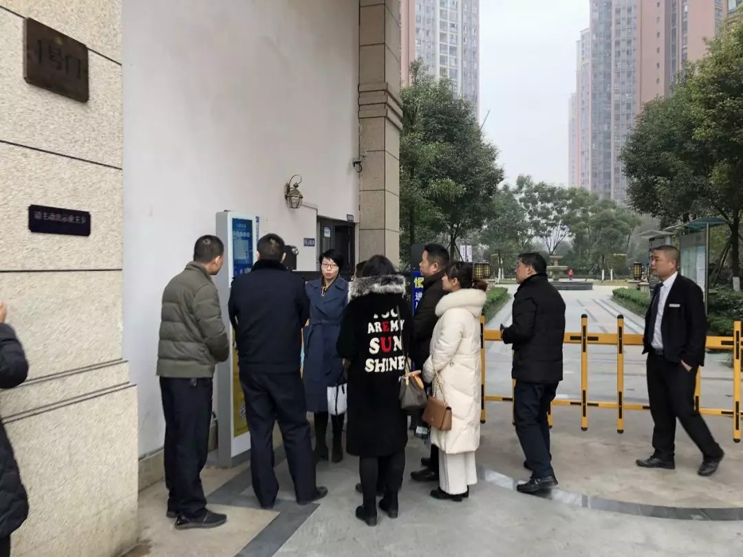 新都區街道、社區、公安一行參觀91香蕉视频在线播放（ān）智慧社區。